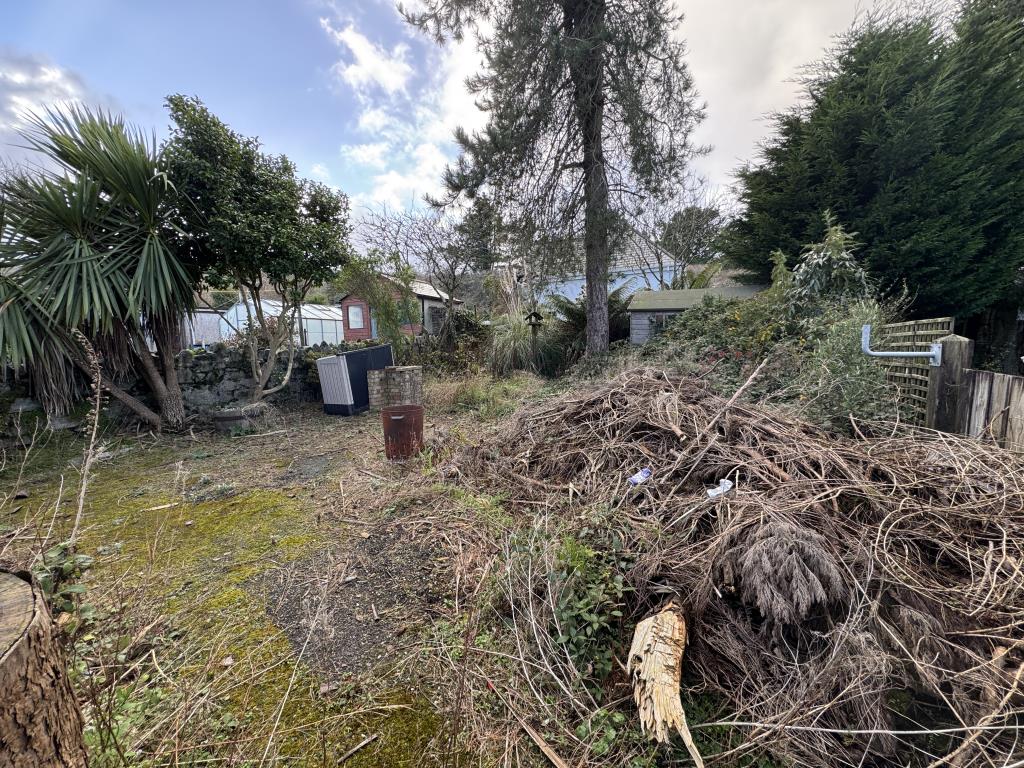 Lot: 104 - SEMI-DETACHED HOUSE FOR IMPROVEMENT - Rear Garden